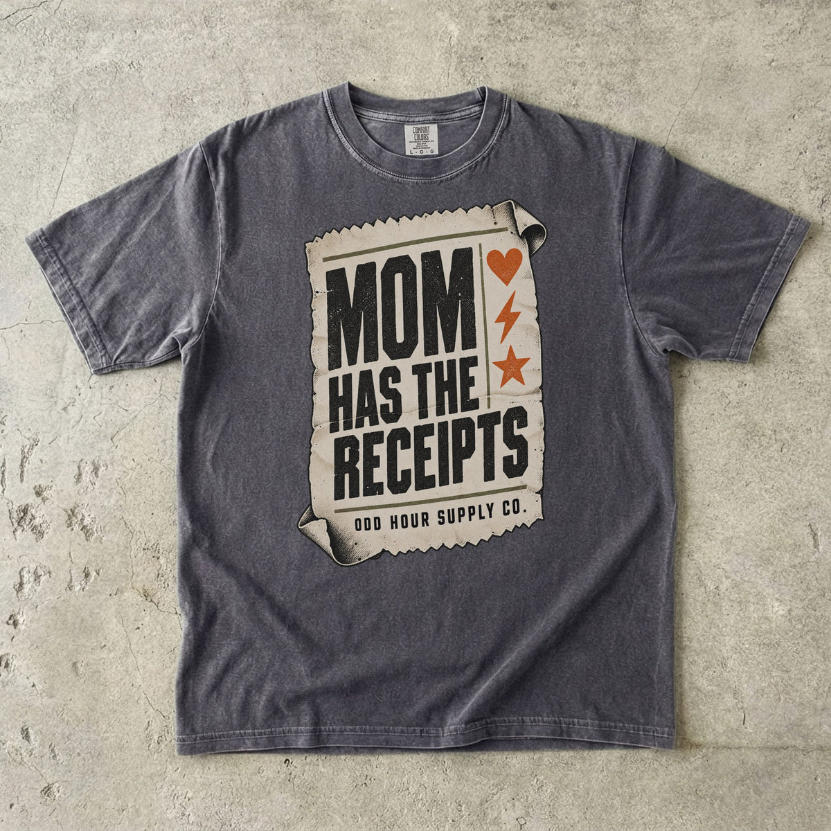Comfort Colors 1717 T-Shirt in Pepper mit cremefarbenem Kassenbon, schwarzer Mom Has the Receipts-Schrift und orangefarbenem Herz, Blitz und Stern.