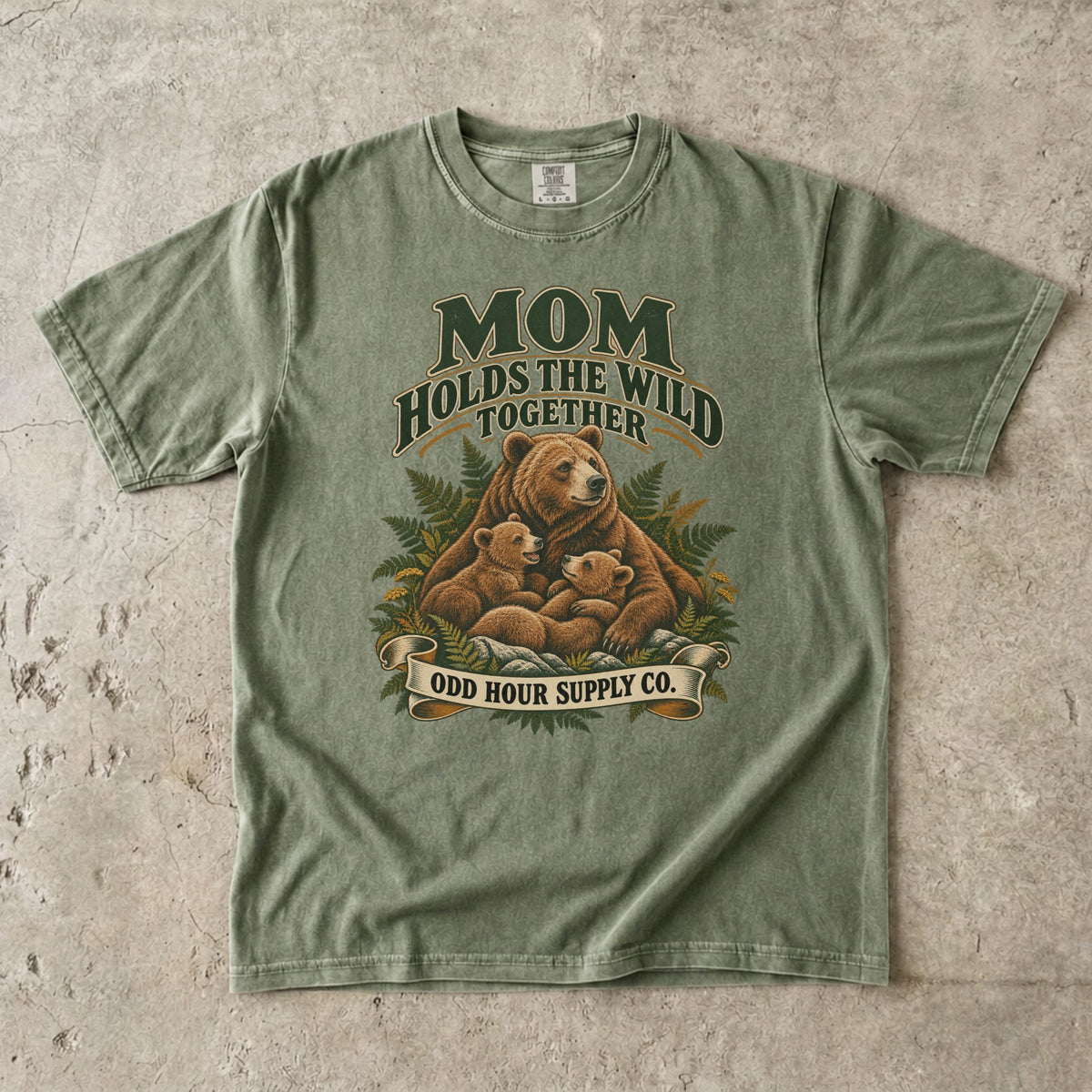 Comfort Colors 1717 T-Shirt in Hemp mit Bärenmutter, zwei Bärenjungen, Farnen und der Aufschrift Mom Holds the Wild Together.