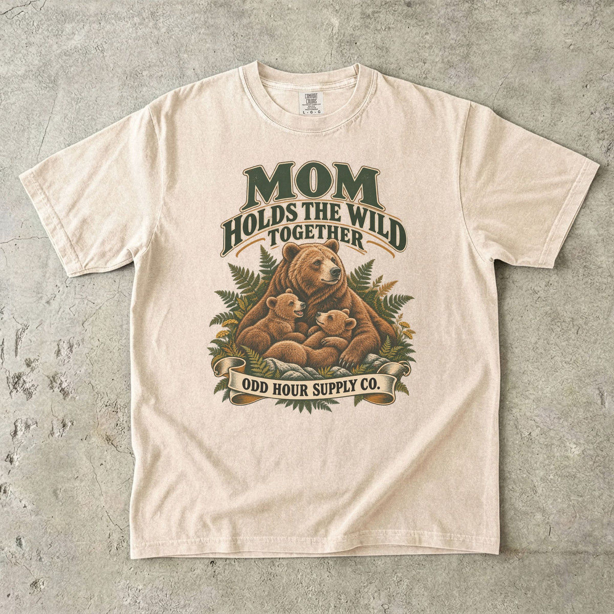 Comfort Colors 1717 T-Shirt in Ivory mit Bärenmutter, zwei Bärenjungen, Farnen und der Aufschrift Mom Holds the Wild Together.