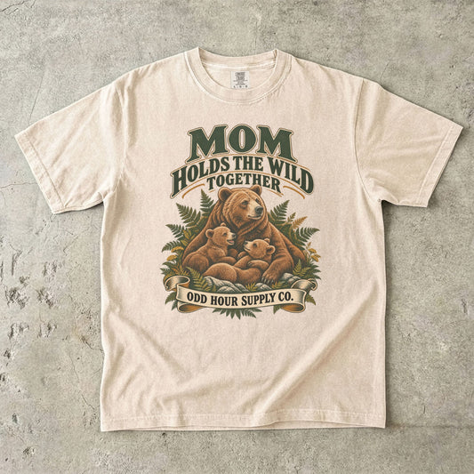 Comfort Colors 1717 T-Shirt in Ivory mit Bärenmutter, zwei Bärenjungen, Farnen und der Aufschrift Mom Holds the Wild Together.