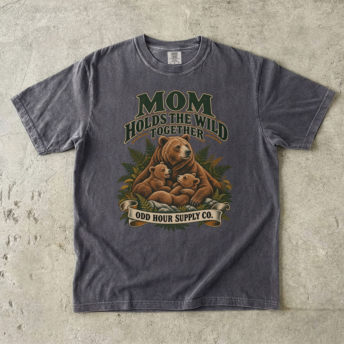 Comfort Colors 1717 T-Shirt in Pepper mit Bärenmutter, zwei Bärenjungen, Farnen und der Aufschrift Mom Holds the Wild Together.