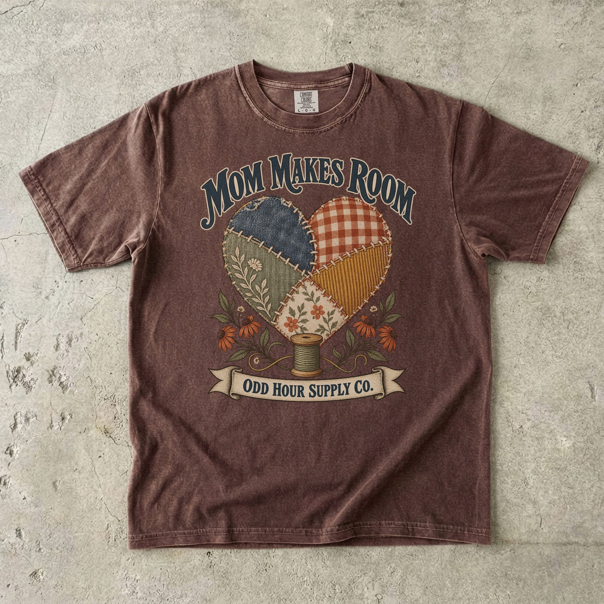 Comfort Colors 1717 T-Shirt in Espresso mit Patchwork-Herz aus gemusterten Stoffstücken, Blumen, Garnrolle und Mom Makes Room-Schrift.