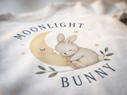 Moonlight Bunny Baby T-Shirt – Detailansicht von Odd Hour Supply.