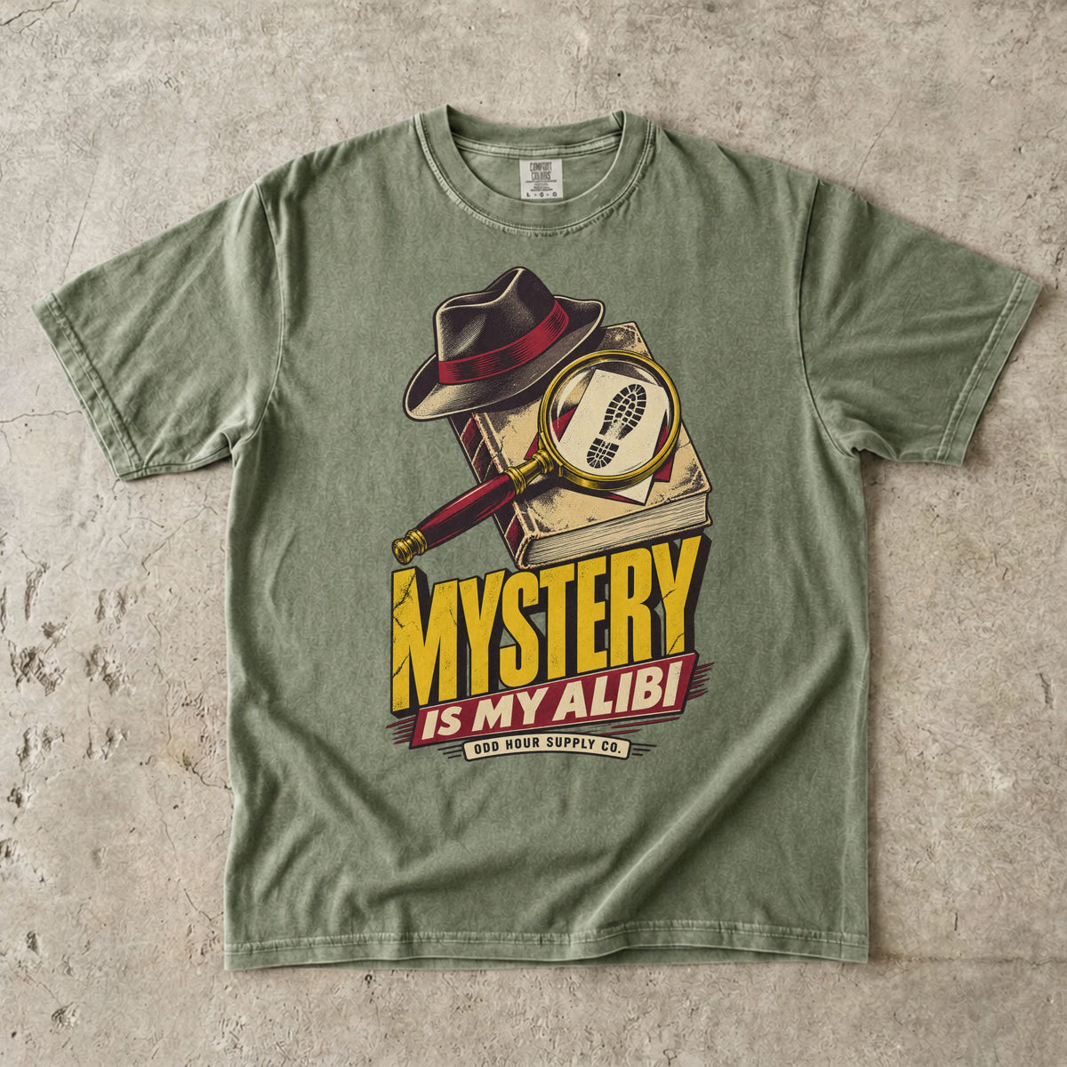 T-Shirt in Hemp mit Detektivhut, Lupe und gelb-rotem MYSTERY IS MY ALIBI von Odd Hour Supply Co.