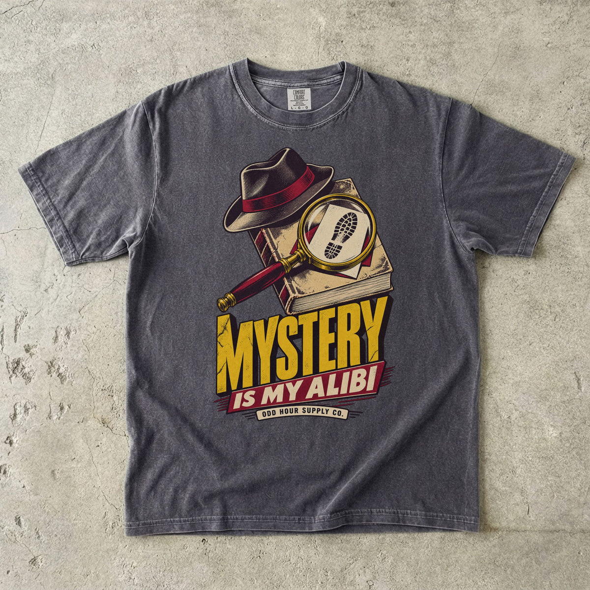 T-Shirt in Pepper mit Detektivhut, Lupe und gelb-rotem MYSTERY IS MY ALIBI von Odd Hour Supply Co.