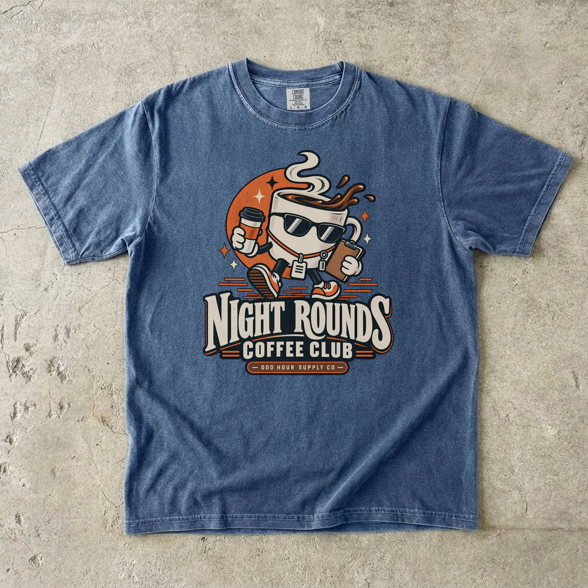 Night Rounds Coffee Club Retro-Kaffee-Maskottchen auf einem Comfort Colors T-Shirt in Denim