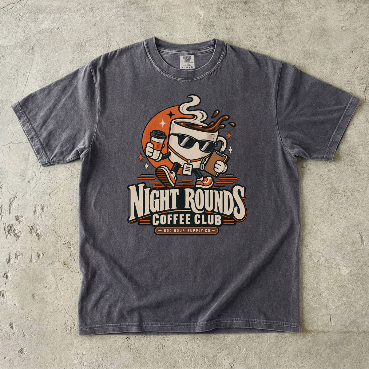 Night Rounds Coffee Club Retro-Kaffee-Maskottchen auf einem Comfort Colors T-Shirt in Pepper