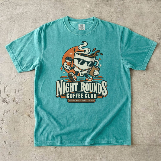 Night Rounds Coffee Club Retro-Kaffee-Maskottchen auf einem Comfort Colors T-Shirt in Seafoam