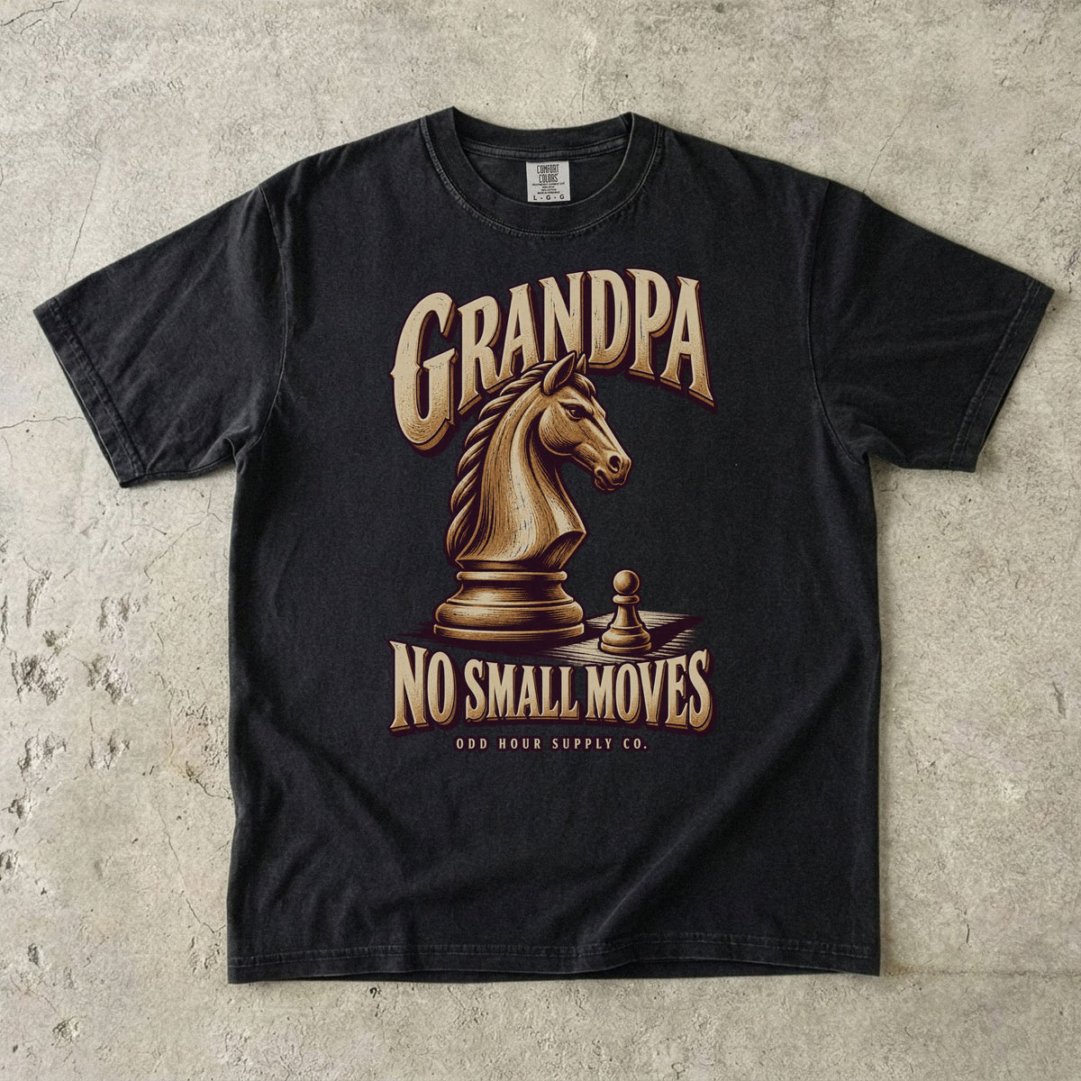 Schwarzes T-Shirt mit GRANDPA NO SMALL MOVES, goldenem Schachspringer und Bauer von Odd Hour Supply Co.