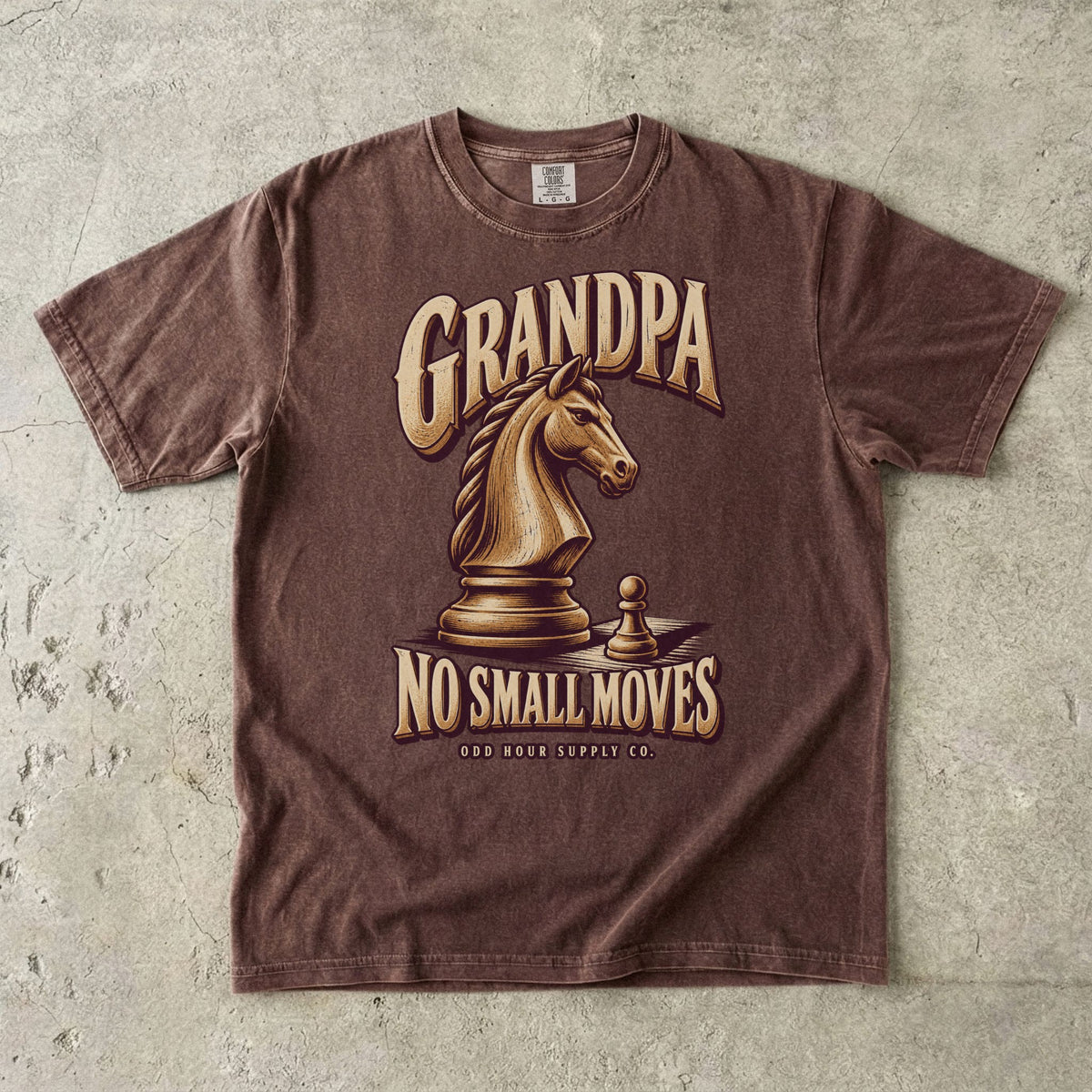 Espresso-T-Shirt mit GRANDPA NO SMALL MOVES, goldenem Schachspringer und Bauer von Odd Hour Supply Co.