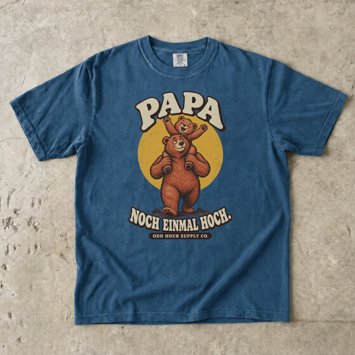 Comfort Colors 1717 T-Shirt in Midnight: Großer Bär mit einem winkenden Bärenkind auf den Schultern vor einem gelben Kreis, dazu PAPA, NOCH EINMAL HOCH. und ODD HOUR SUPPLY CO.