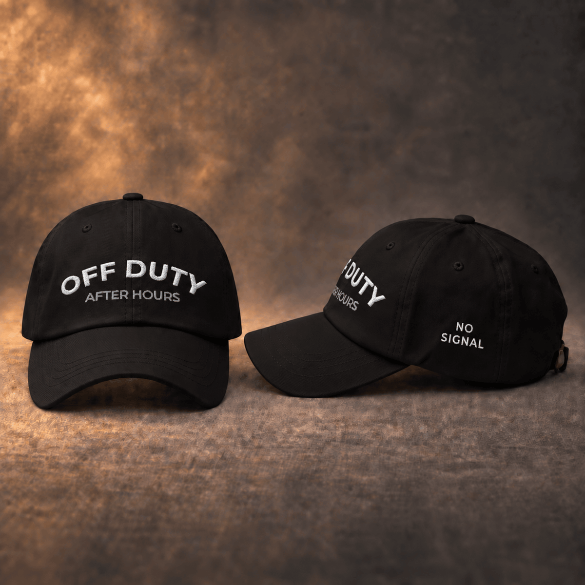 Off Duty bestickte Dad-Cap in Schwarz – Vorder- und Seitenansicht von Odd Hour Supply.