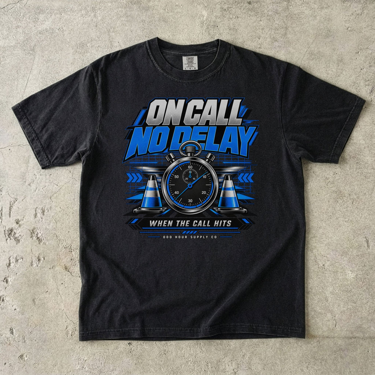 Comfort Colors 1717 T-Shirt in Black mit On Call No Delay Frontmotiv, blauer Stoppuhr, Pylonen und silberfarben wirkender Schrift.