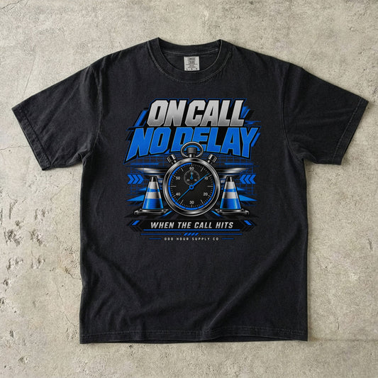 Comfort Colors 1717 T-Shirt in Black mit On Call No Delay Frontmotiv, blauer Stoppuhr, Pylonen und silberfarben wirkender Schrift.