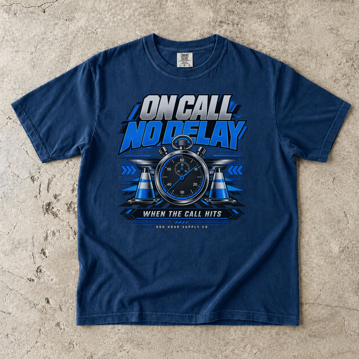 Comfort Colors 1717 T-Shirt in Navy mit On Call No Delay Frontmotiv, blauer Stoppuhr, Pylonen und silberfarben wirkender Schrift.