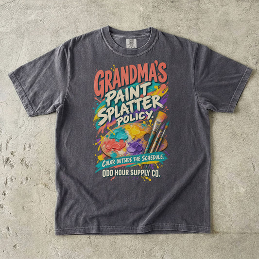 Comfort Colors 1717 T-Shirt in Pepper mit Malpalette, Pinseln, Farbspritzern und den Aufschriften Grandma’s Paint Splatter Policy und Color Outside the Schedule.