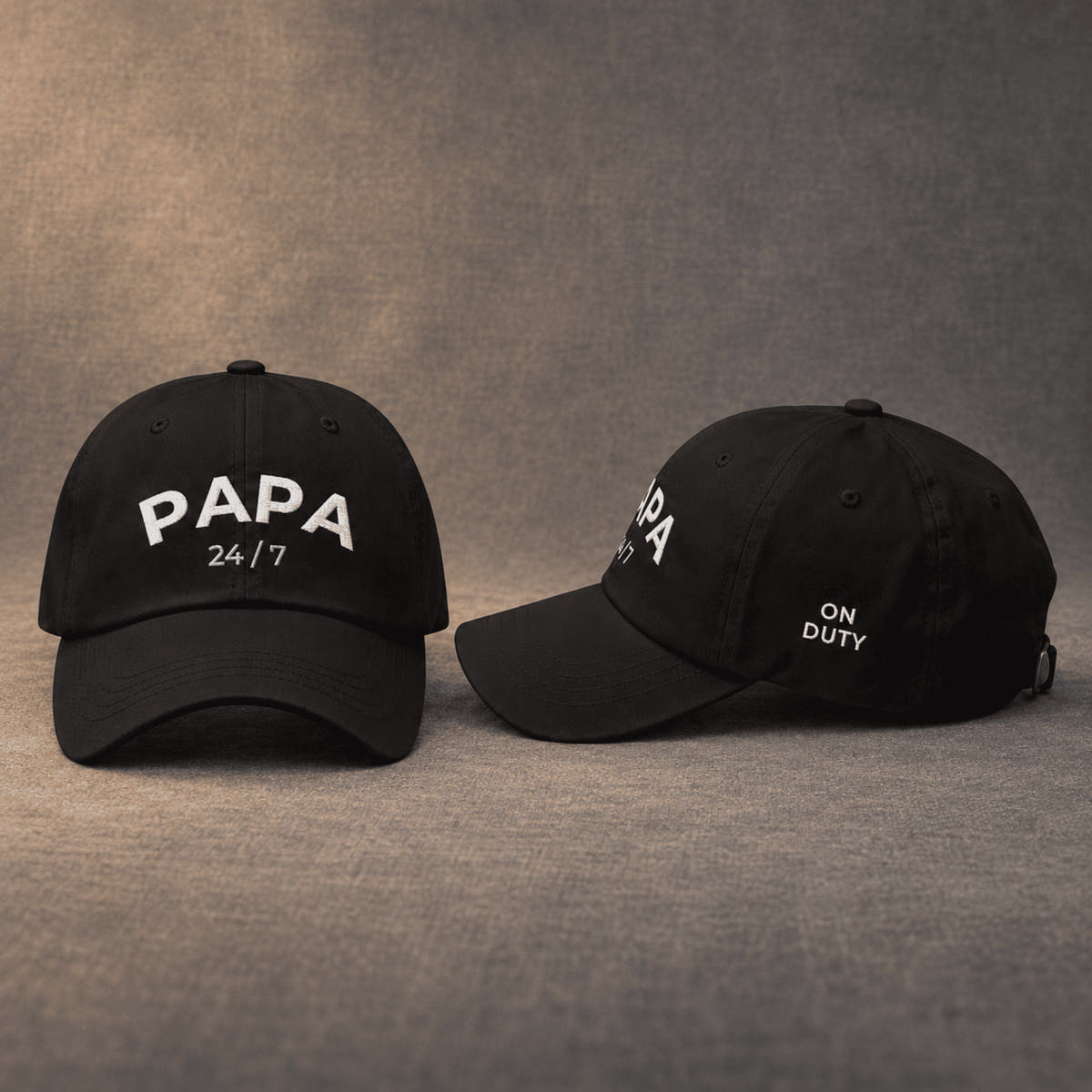 Papa bestickte Dad-Cap in Schwarz – Vorder- und Seitenansicht von Odd Hour Supply.
