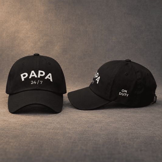 Papa bestickte Dad-Cap in Schwarz – Vorder- und Seitenansicht von Odd Hour Supply.