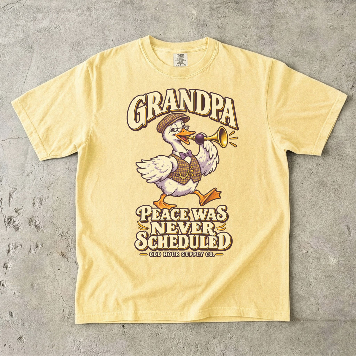 Butter-T-Shirt mit GRANDPA PEACE WAS NEVER SCHEDULED und Gans mit Brille, Schiebermütze und Hupe von Odd Hour Supply Co.
