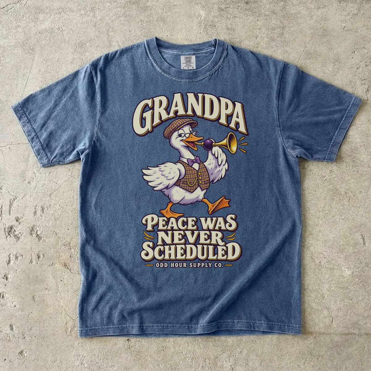 Denim-T-Shirt mit GRANDPA PEACE WAS NEVER SCHEDULED und Gans mit Brille, Schiebermütze und Hupe von Odd Hour Supply Co.