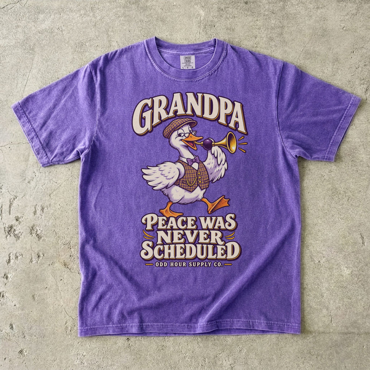 Violet-T-Shirt mit GRANDPA PEACE WAS NEVER SCHEDULED und Gans mit Brille, Schiebermütze und Hupe von Odd Hour Supply Co.