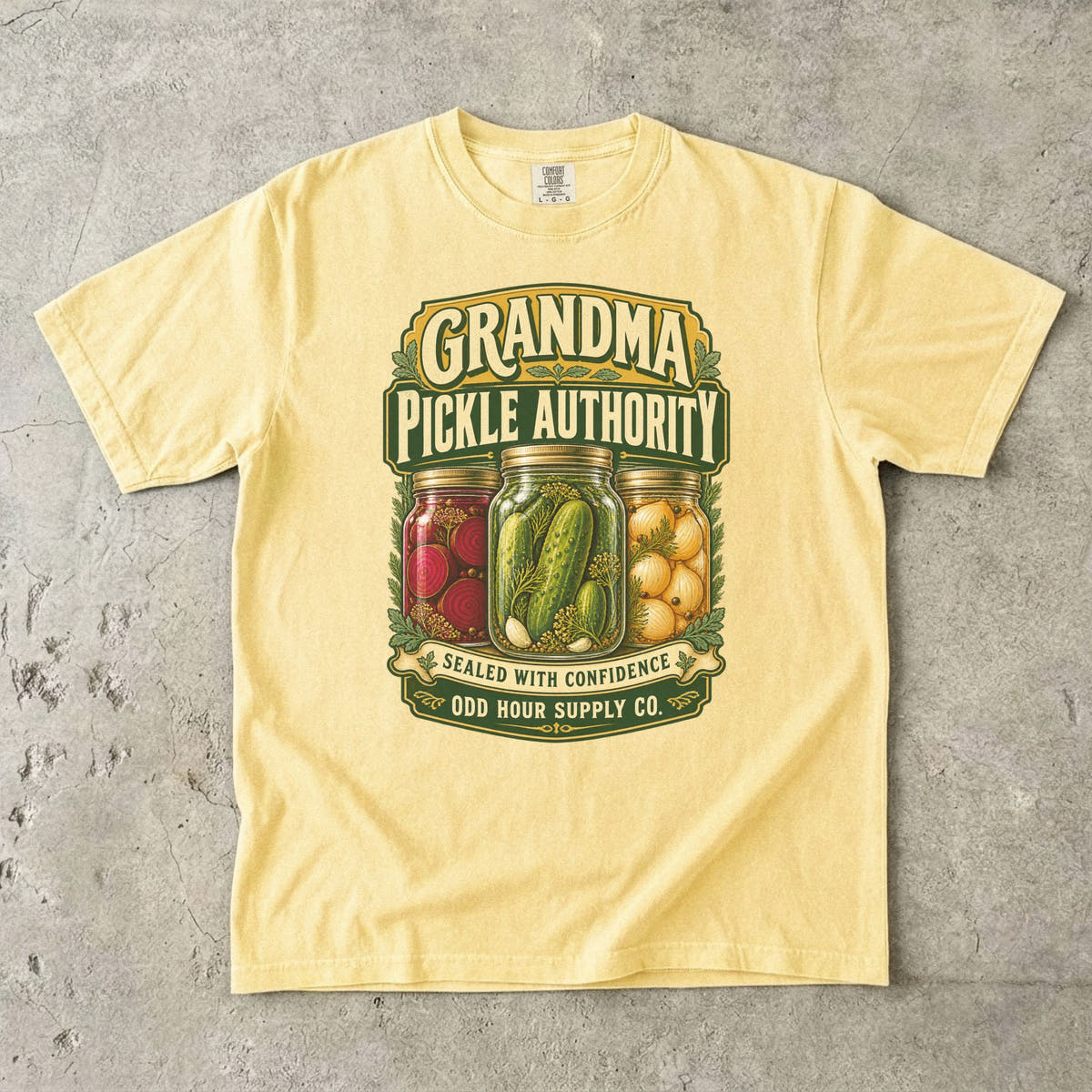 Comfort Colors 1717 T-Shirt in Butter mit Einmachgläsern voller Gurken, roter Bete und Zwiebeln sowie Grandma Pickle Authority und Sealed with Confidence.