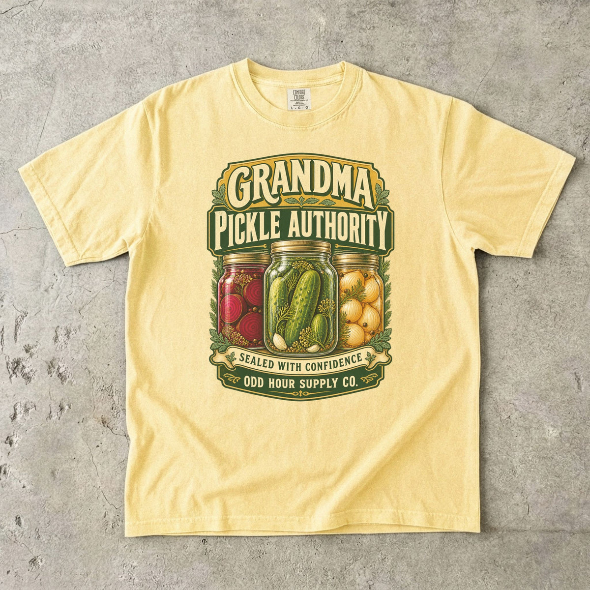 Comfort Colors 1717 T-Shirt in Butter mit Einmachgläsern voller Gurken, roter Bete und Zwiebeln sowie Grandma Pickle Authority und Sealed with Confidence.
