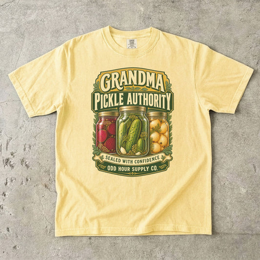 Comfort Colors 1717 T-Shirt in Butter mit Einmachgläsern voller Gurken, roter Bete und Zwiebeln sowie Grandma Pickle Authority und Sealed with Confidence.