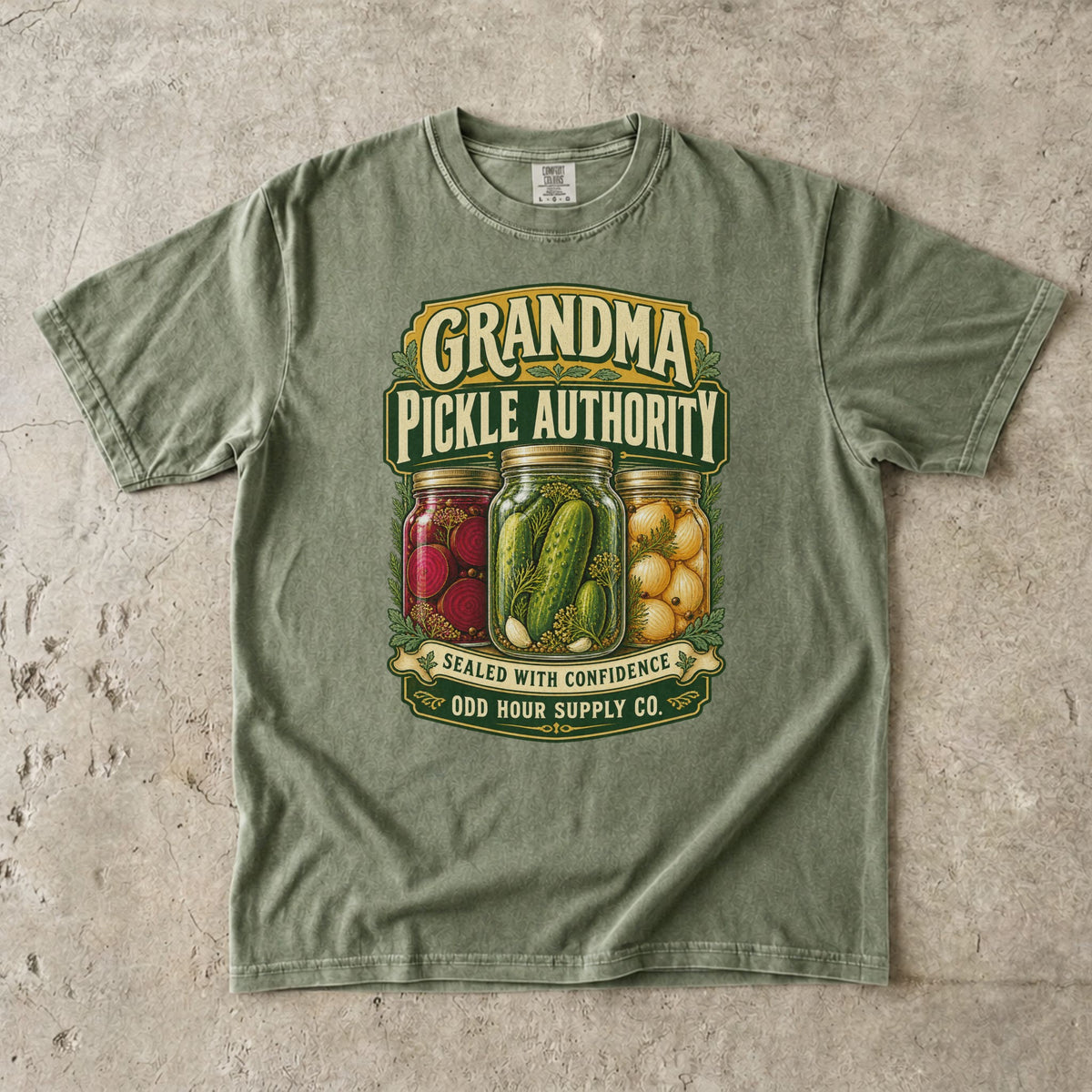Comfort Colors 1717 T-Shirt in Hemp mit Einmachgläsern voller Gurken, roter Bete und Zwiebeln sowie Grandma Pickle Authority und Sealed with Confidence.