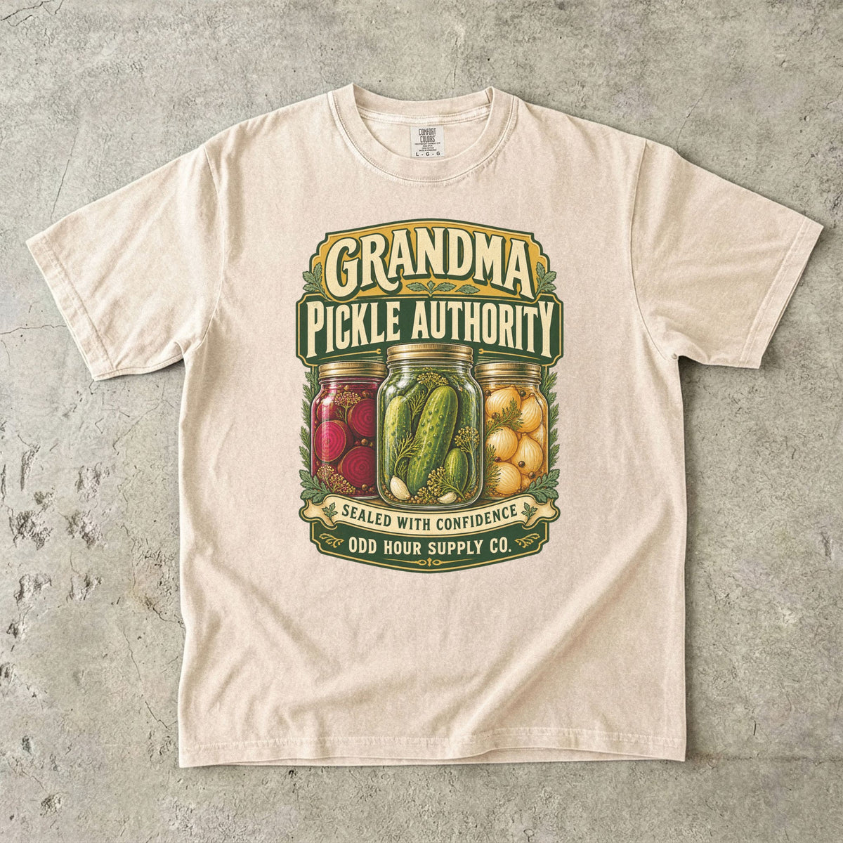 Comfort Colors 1717 T-Shirt in Ivory mit Einmachgläsern voller Gurken, roter Bete und Zwiebeln sowie Grandma Pickle Authority und Sealed with Confidence.