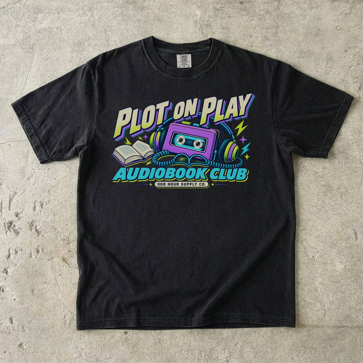 T-Shirt in Black mit violetter Kassette, Kopfhörern und PLOT ON PLAY AUDIOBOOK CLUB von Odd Hour Supply Co.
