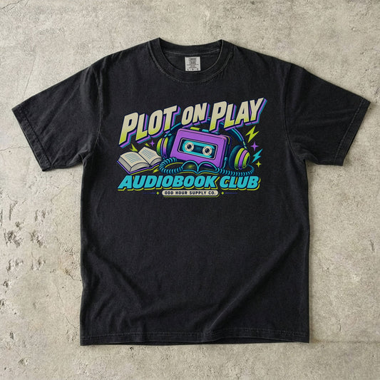 T-Shirt in Black mit violetter Kassette, Kopfhörern und PLOT ON PLAY AUDIOBOOK CLUB von Odd Hour Supply Co.