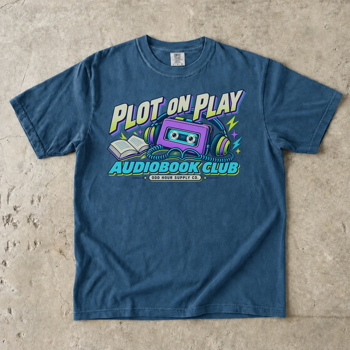 T-Shirt in Midnight mit violetter Kassette, Kopfhörern und PLOT ON PLAY AUDIOBOOK CLUB von Odd Hour Supply Co.