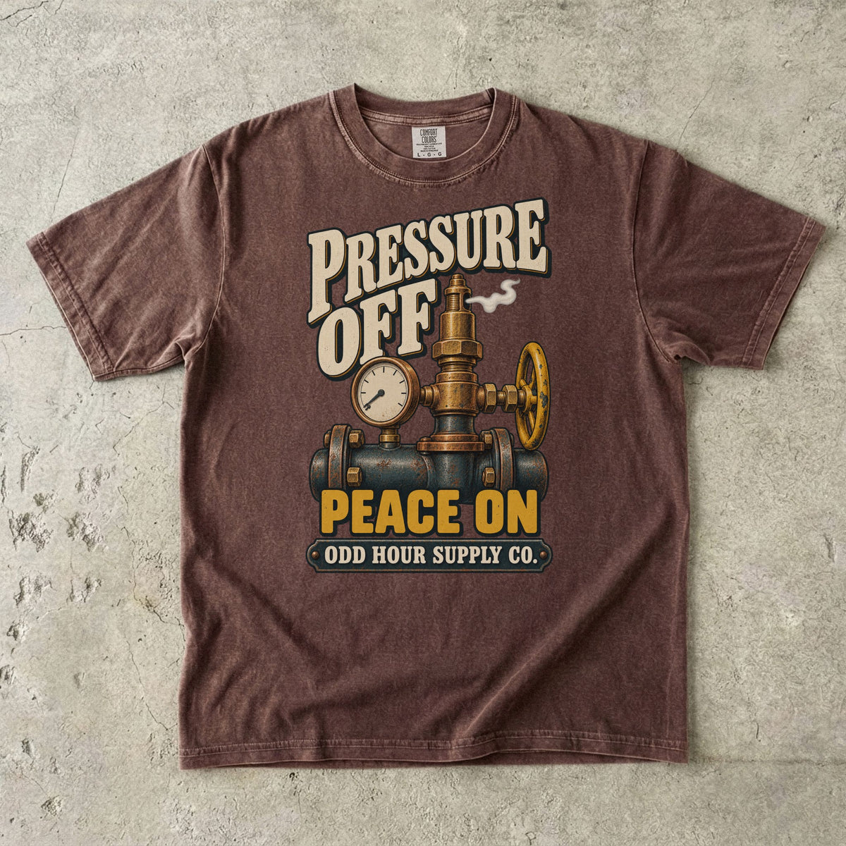 T-Shirt in Espresso mit Messingventil, Manometer und PRESSURE OFF PEACE ON von Odd Hour Supply Co.