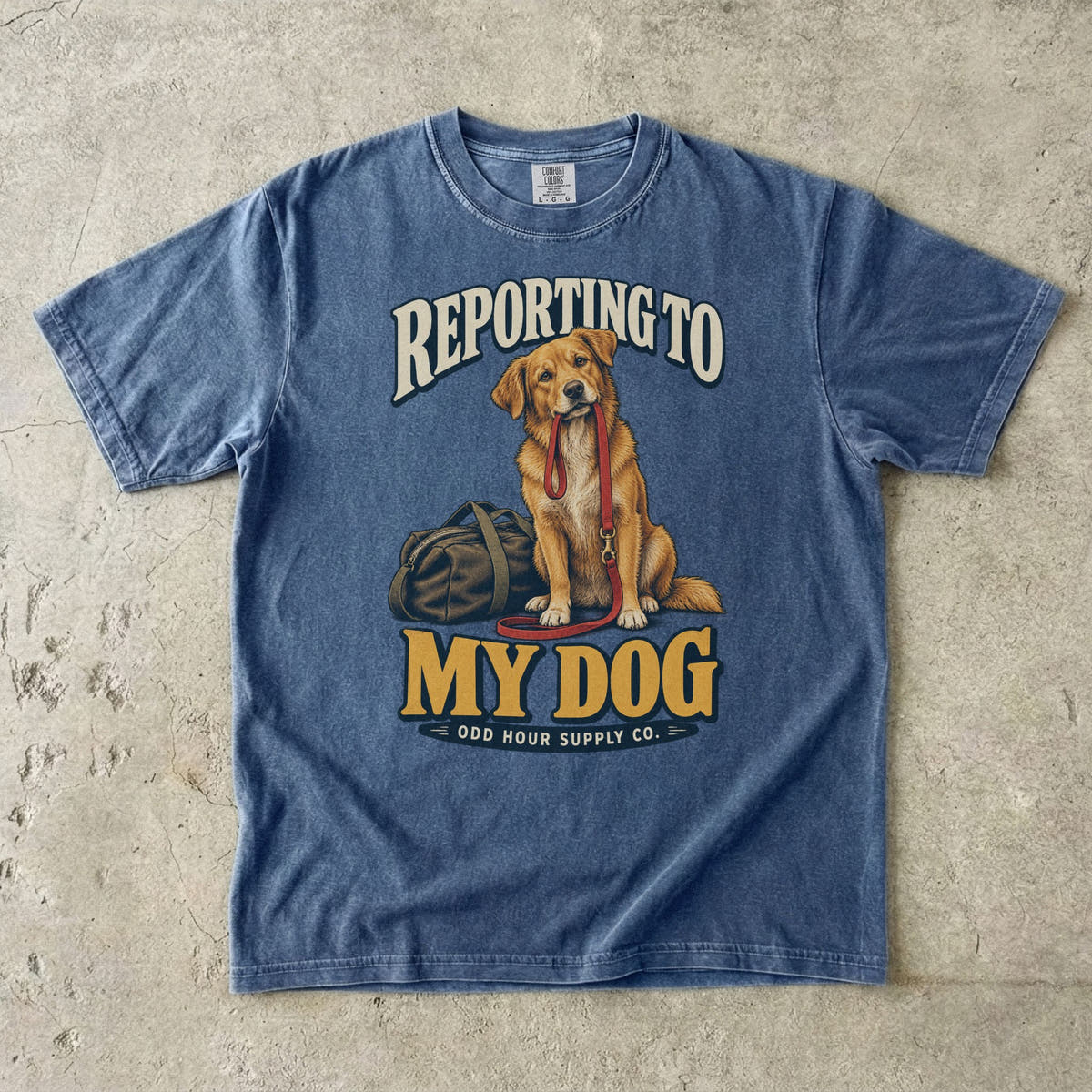 T-Shirt in Denim mit goldbraunem Hund, roter Leine und REPORTING TO MY DOG von Odd Hour Supply Co.