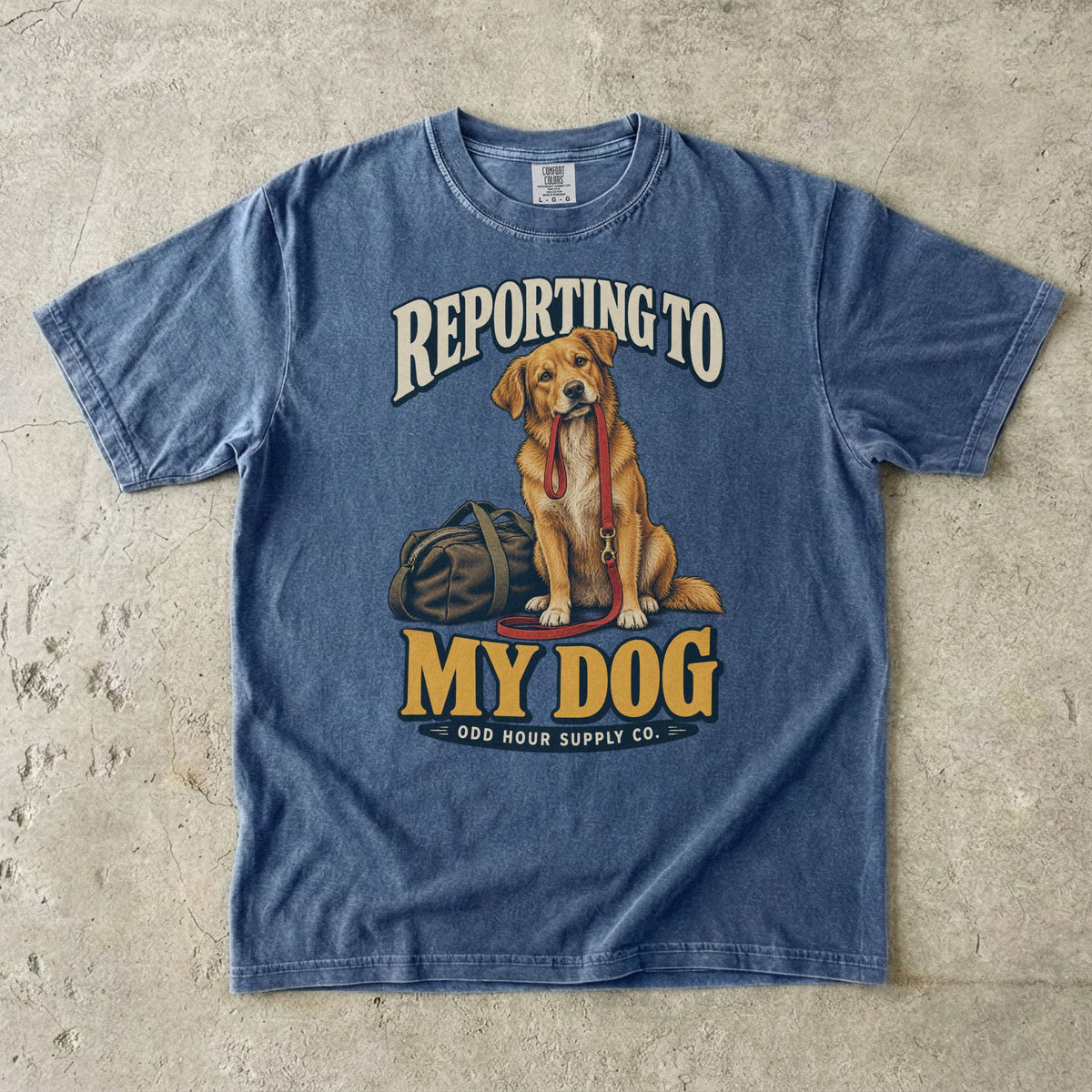 T-Shirt in Denim mit goldbraunem Hund, roter Leine und REPORTING TO MY DOG von Odd Hour Supply Co.