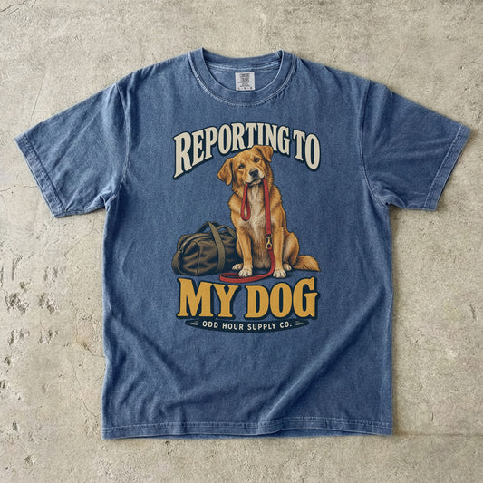 T-Shirt in Denim mit goldbraunem Hund, roter Leine und REPORTING TO MY DOG von Odd Hour Supply Co.