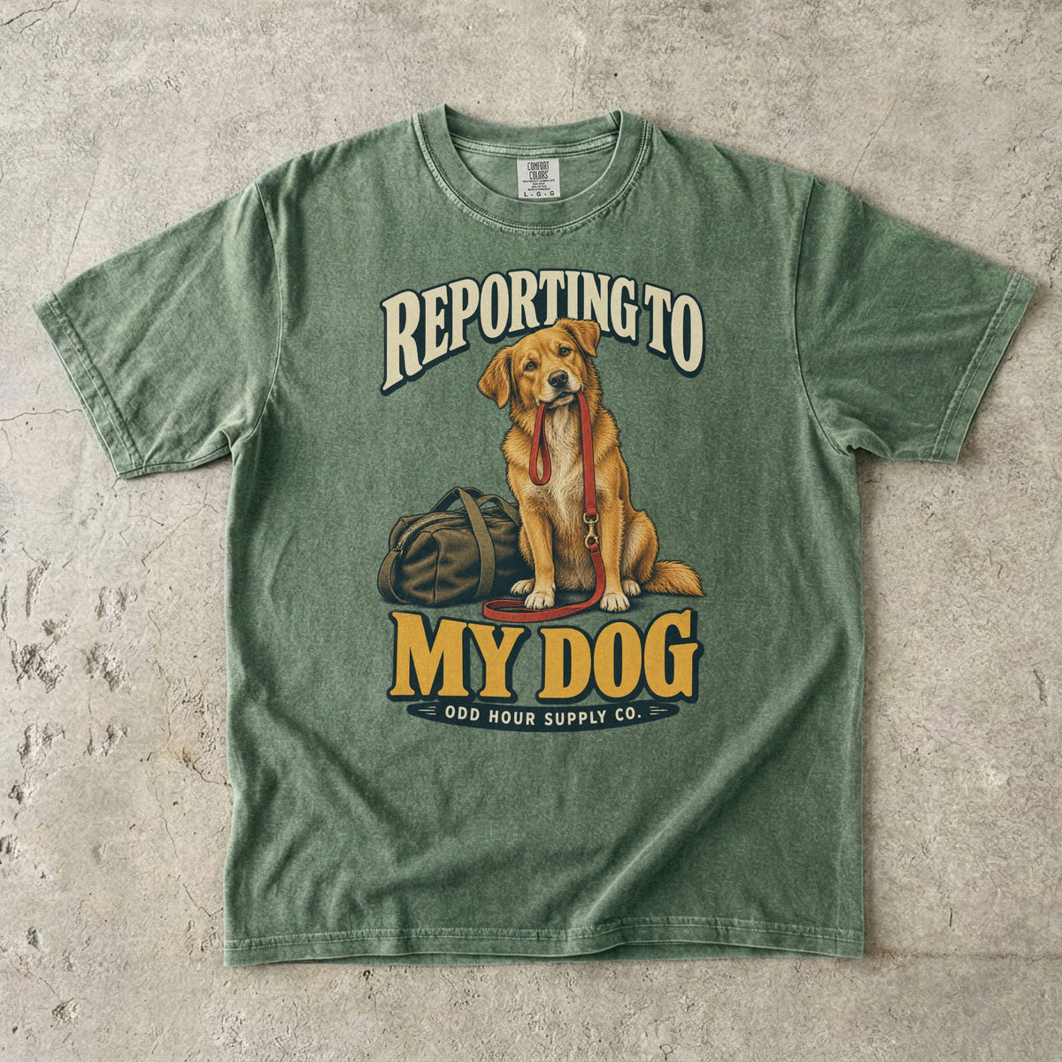 T-Shirt in Moss mit goldbraunem Hund, roter Leine und REPORTING TO MY DOG von Odd Hour Supply Co.