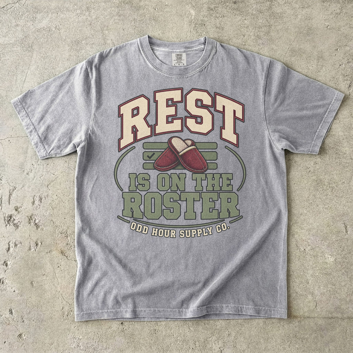 T-Shirt in Grey mit REST IS ON THE ROSTER, roten Hausschuhen und Odd Hour Supply Co. im College-Look.