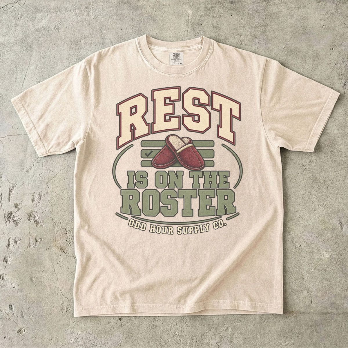 T-Shirt in Ivory mit REST IS ON THE ROSTER, roten Hausschuhen und Odd Hour Supply Co. im College-Look.