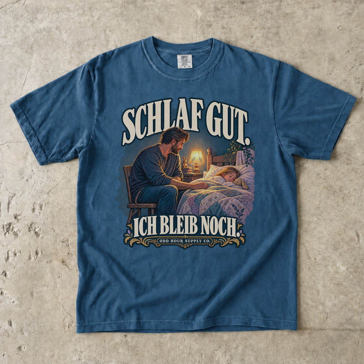 Comfort Colors 1717 T-Shirt in Midnight: Vater sitzt neben einem schlafenden Kind am Bett im warmen Licht einer Lampe, dazu SCHLAF GUT. ICH BLEIB NOCH. und ODD HOUR SUPPLY CO.