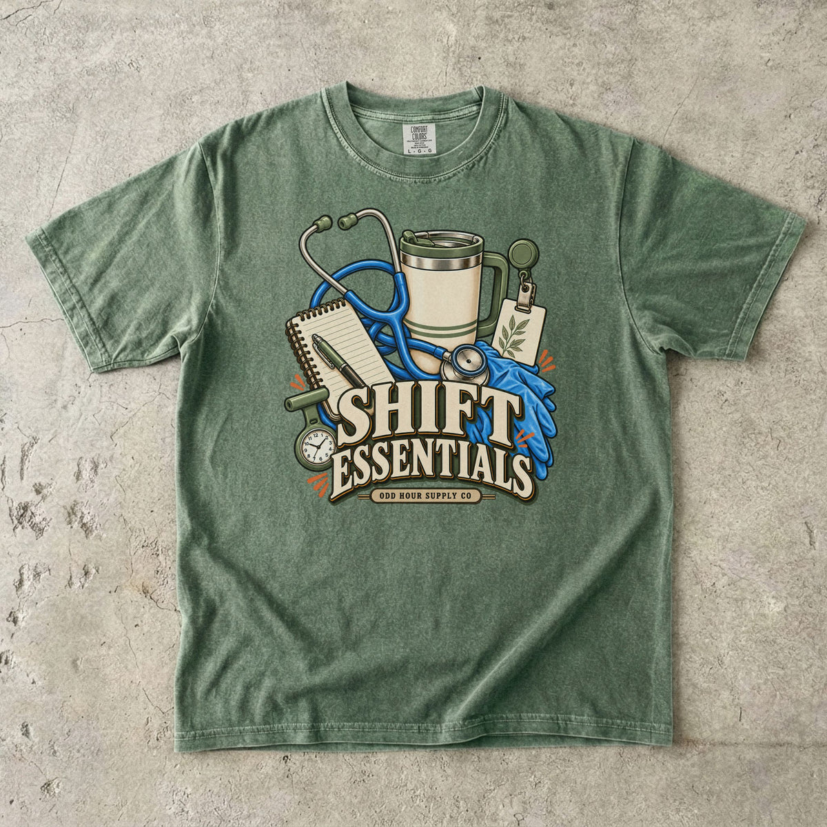 Shift Essentials Pflegeausrüstung-Motiv auf einem Comfort Colors 1717 T-Shirt in Moss