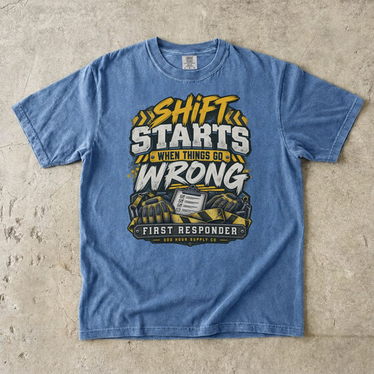 Comfort Colors 1717 T-Shirt in Washed Denim mit Shift Starts When Things Go Wrong Motiv, gelben Warnstreifen, Handschuhen und Checkliste.