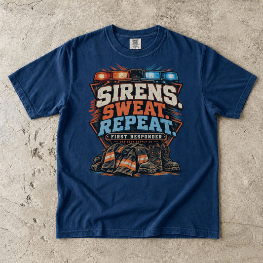 Comfort Colors 1717 T-Shirt in Navy mit Sirens Sweat Repeat Frontmotiv, Blaulichtbalken, Einsatzjacke und Feuerwehrstiefeln.