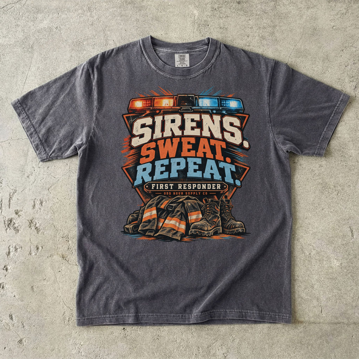 Comfort Colors 1717 T-Shirt in Pepper mit Sirens Sweat Repeat Frontmotiv, Blaulichtbalken, Einsatzjacke und Feuerwehrstiefeln.