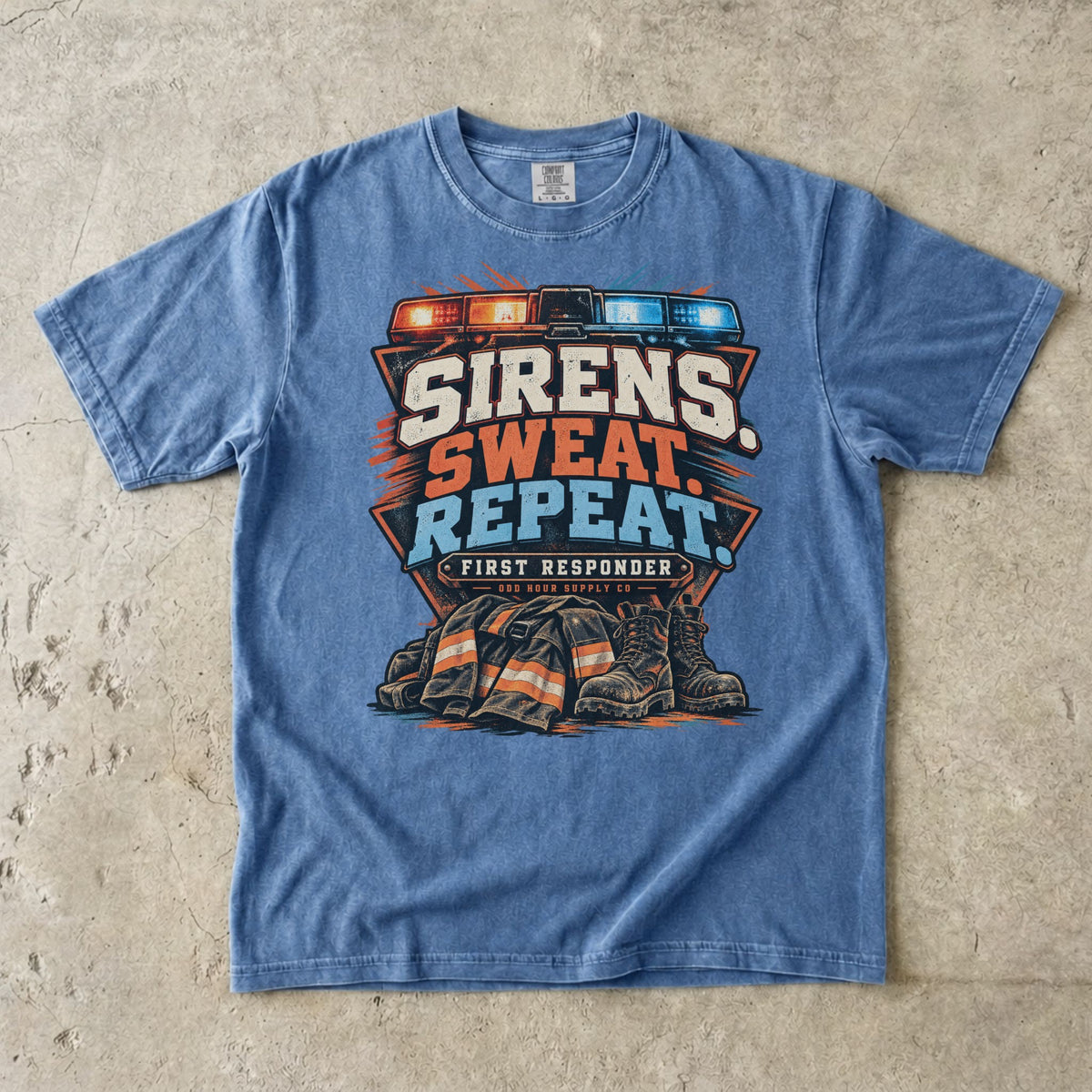 Comfort Colors 1717 T-Shirt in Washed Denim mit Sirens Sweat Repeat Frontmotiv, Blaulichtbalken, Einsatzjacke und Feuerwehrstiefeln.