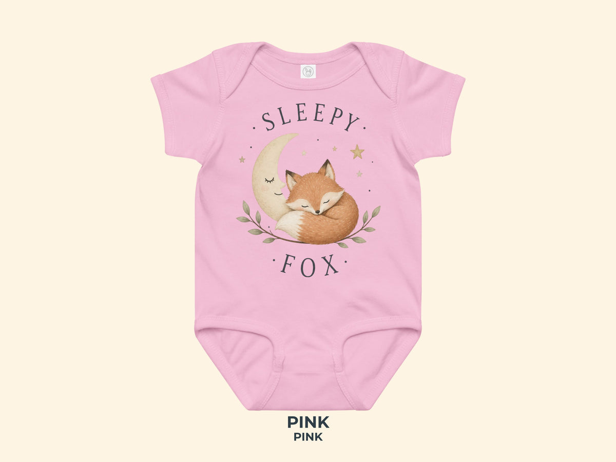 Sleepy Fox Babybody in Pink – Produktansicht von Odd Hour Supply.