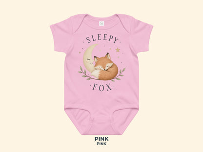Sleepy Fox Babybody in Pink – Produktansicht von Odd Hour Supply.