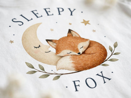Sleepy Fox Baby T-Shirt – Detailansicht von Odd Hour Supply.