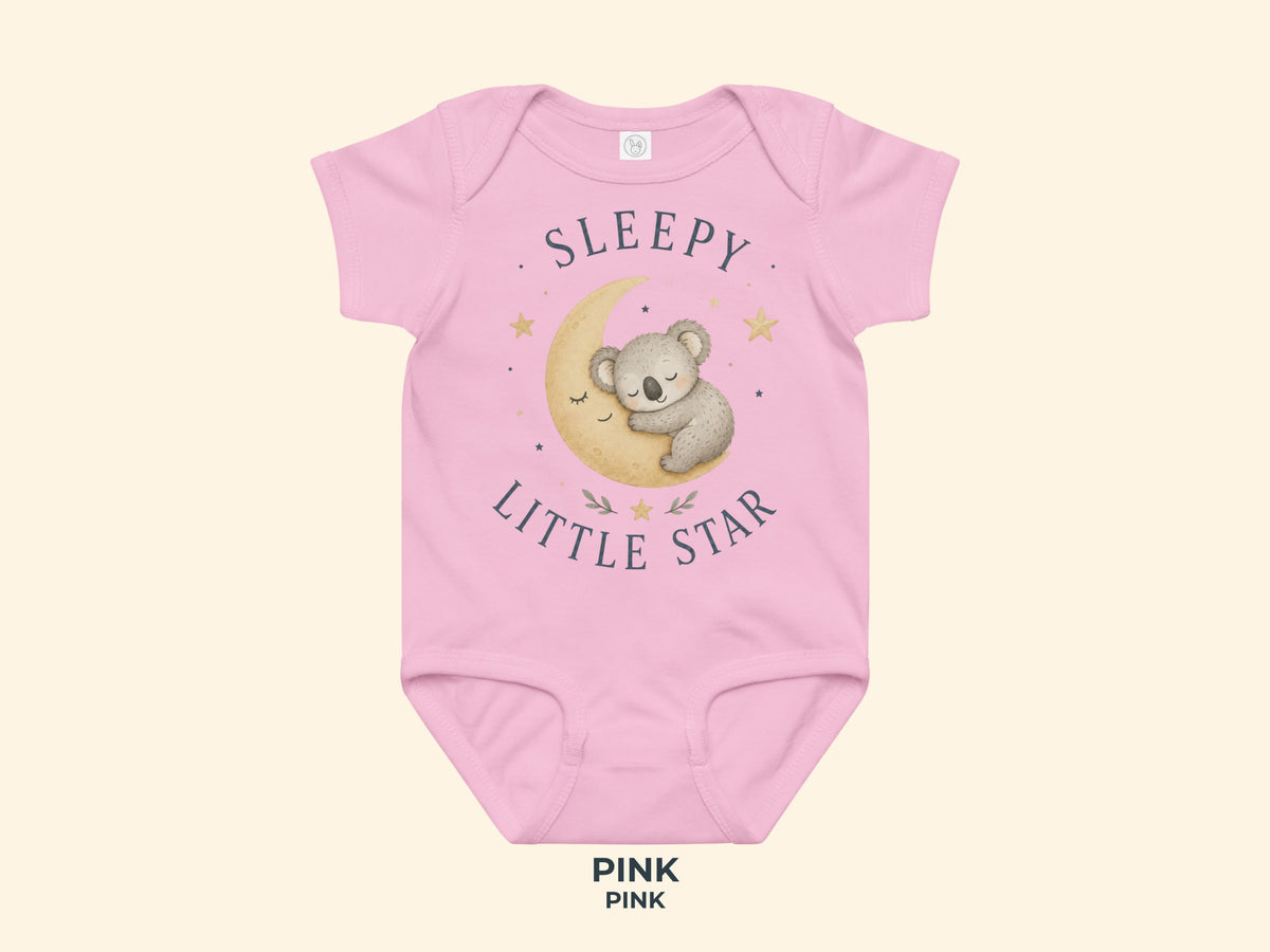 Sleepy Little Star Koala Babybody in Pink – Produktansicht von Odd Hour Supply.